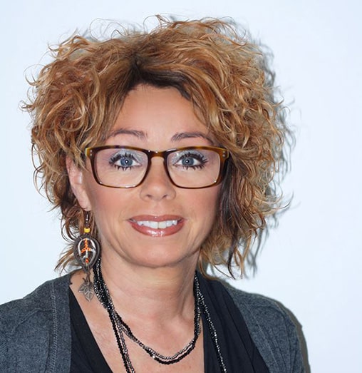 Nu kommer kunderne også for at få Monas råd før, de køber nye briller